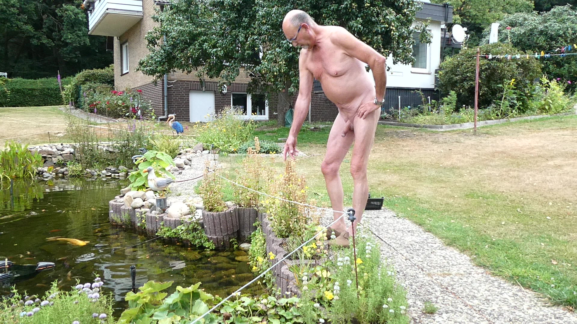 Mann und frau nackt im garten