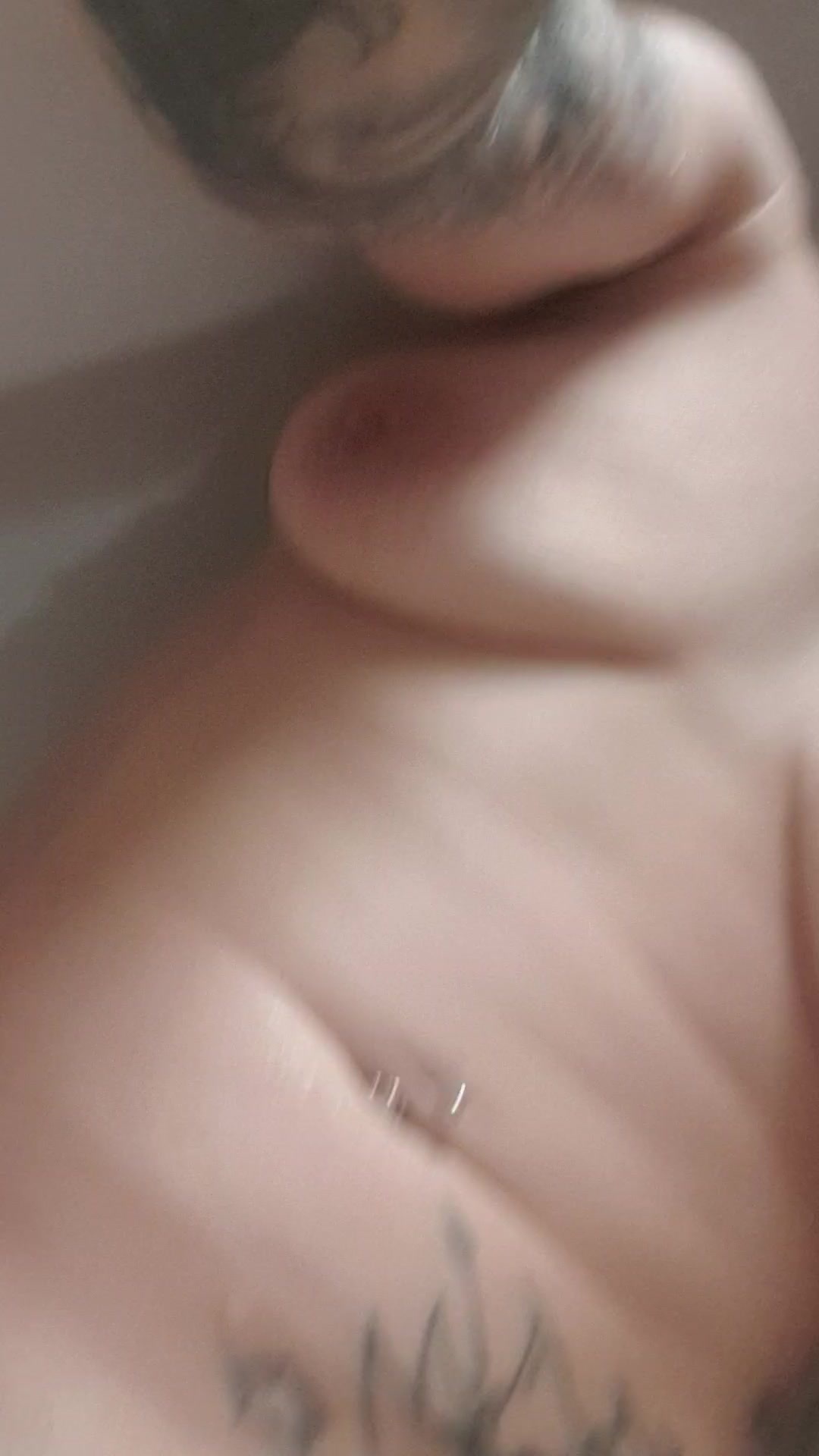 Heiß in der Wanne mit Dildo